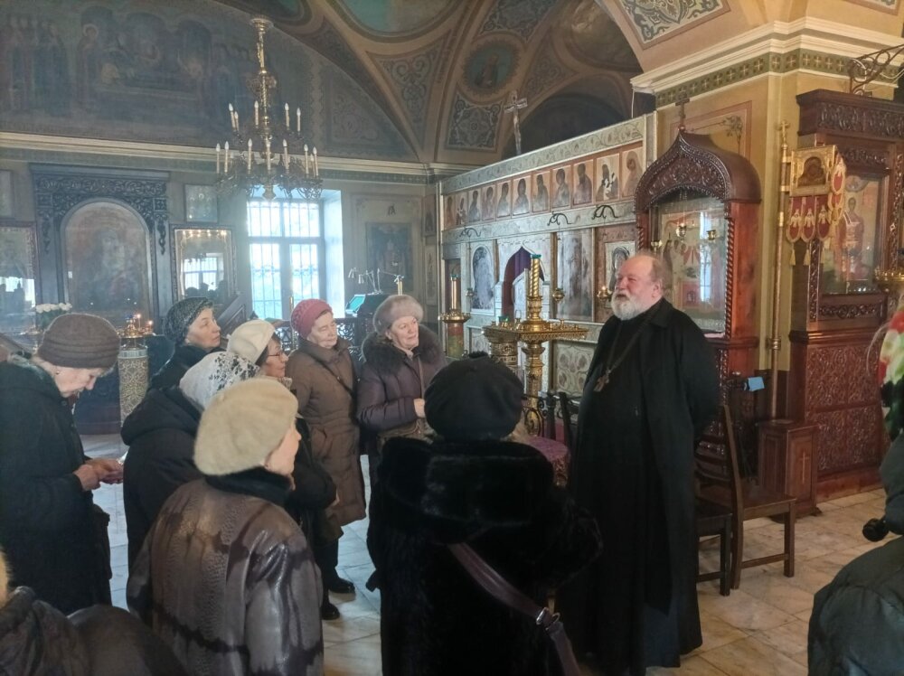 Группа паломников из храма Рождества Иоанна Предтечи в Ивановском г. Москвы
