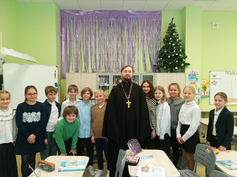 Священник Евгений Ильницкий посетил урок «Основы православной культуры» в школе № 548 ЗилАрт
