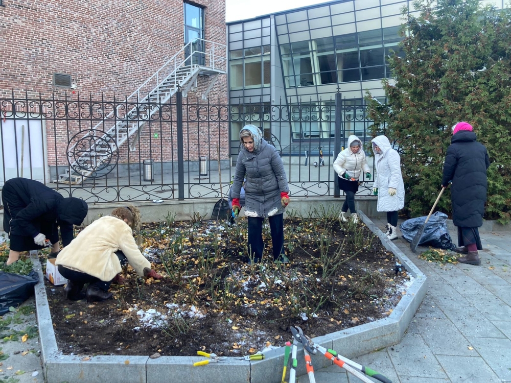 Работы по подготовке многочисленных цветочных насаждений в храме