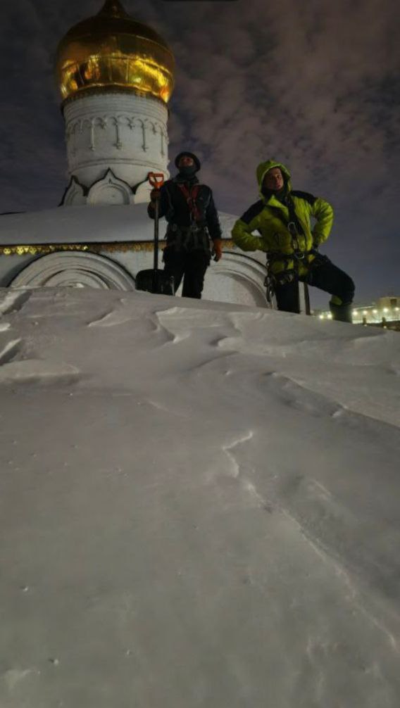 Работы по очистке крыши нашего древнего храма